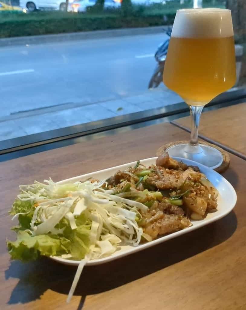 Yok-Ka-Dok craft beer bar in Bangkok Thailand. Offering a variety of local beers west of the Chao Phraya river.